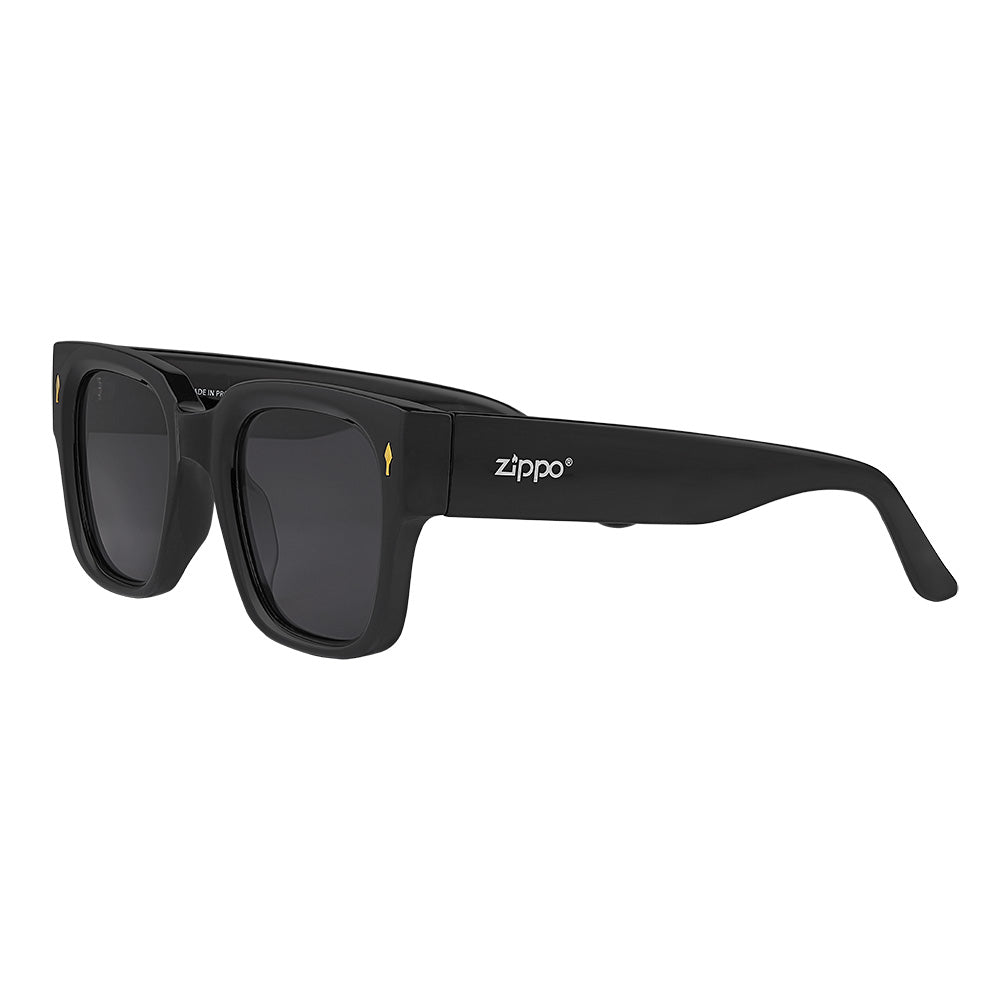 Sonnenbrille mit breitem Rahmen und eckigen Gläsern
