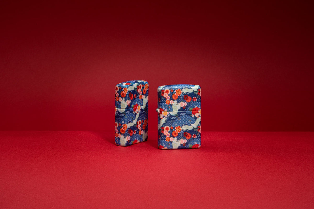 Zippo Feuerzeug Kimono 540 Grad Design mit weißen großen Vögeln und roten Blumen vor rotem Hintergrund