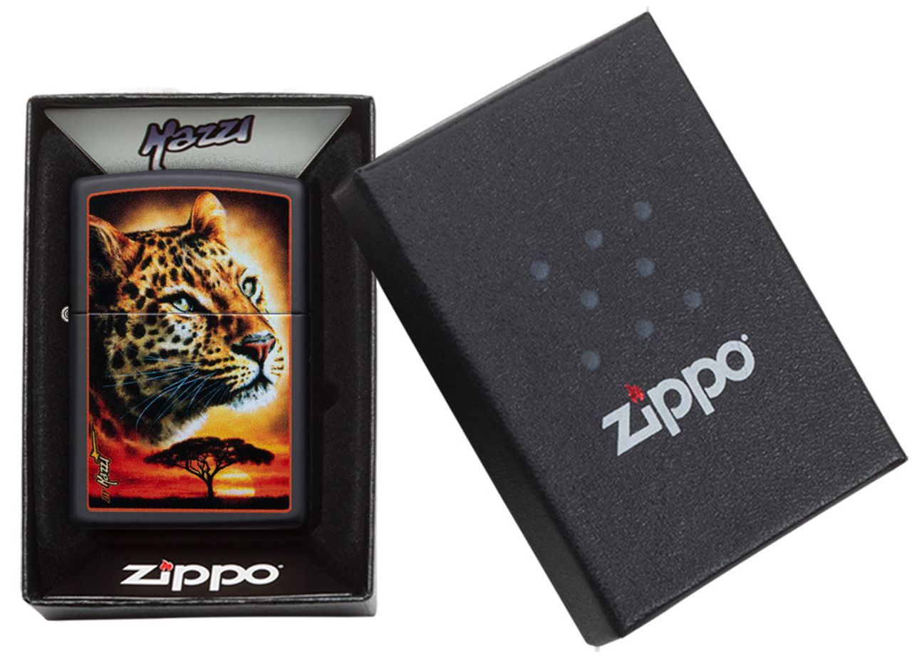 Zippo Feuerzeug schwarz mit Steppe und Leopardenkopf im Vordergrund in offener Box
