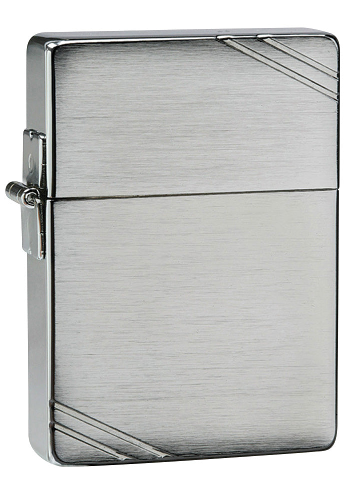 Zippo Feuerzeug 1935 Replica Frontansicht ¾ Winkel in gebürsteter Chrom Optik mit gravierten Schrägstrichen an gegenüberliegenden Ecken