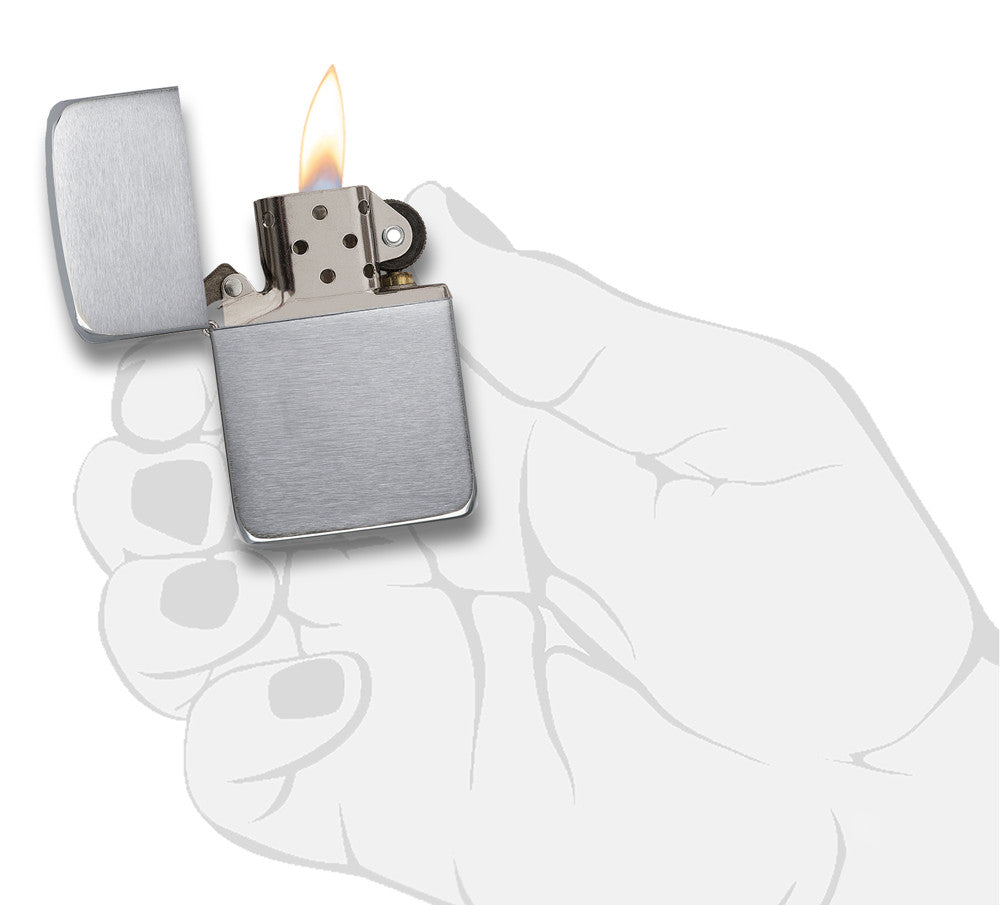 Zippo Feuerzeug 1941 Replica Frontansicht geöffnet und angezündet in gebürsteter Chrom Optik in stilisierter Hand