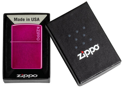 Klassisch in Candy-Himbeerrot mit Zippo Logo