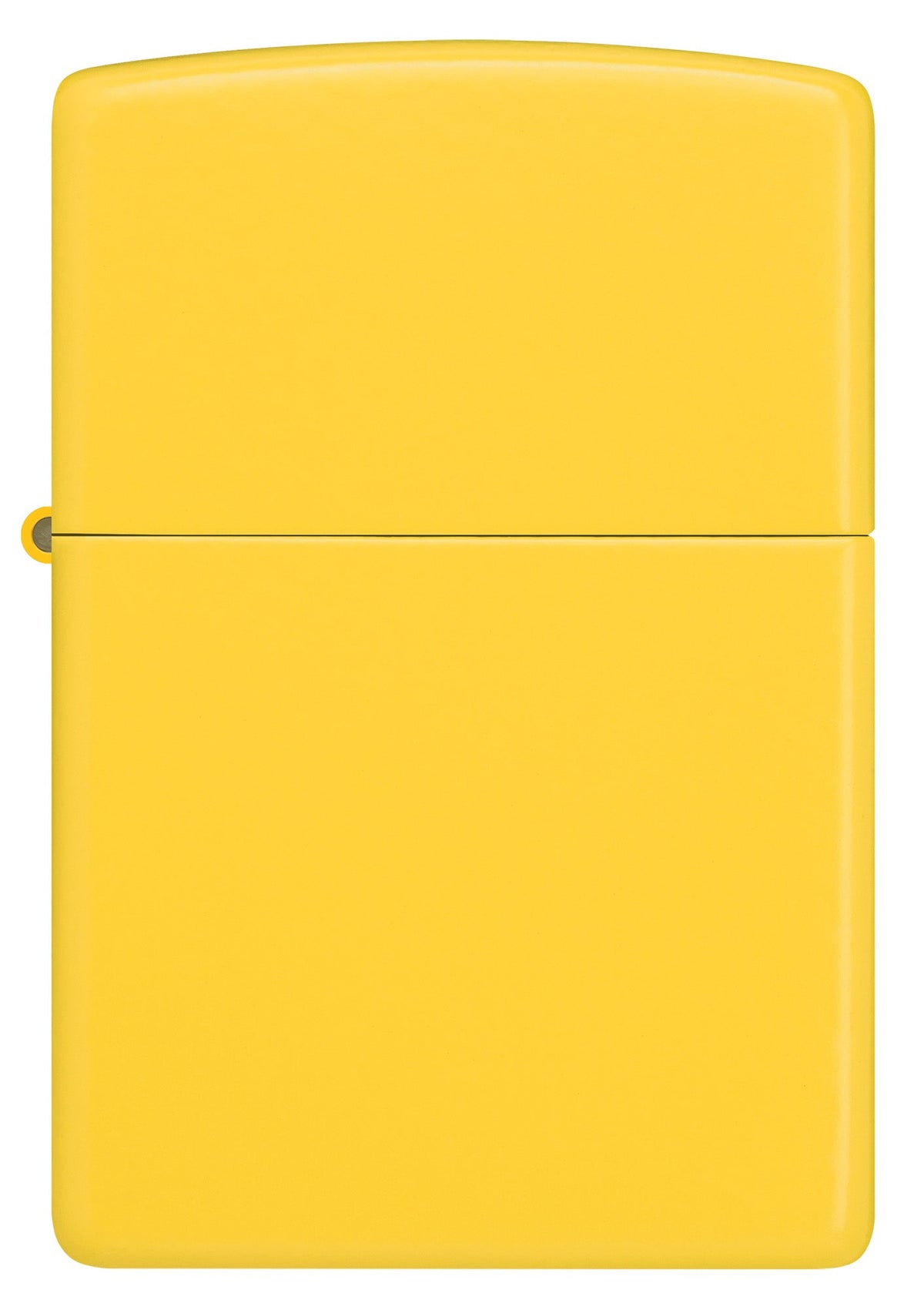 Ein gelbes Zippo-Feuerzeug steht aufrecht in einer neutralen, leeren Umgebung, ohne sichtbare Beschriftung oder Verzierungen, und zeigt seine charakteristische rechteckige Form mit abgerundeten Kanten.