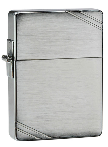 Zippo Feuerzeug 1935 Replica Frontansicht ¾ Winkel in gebürsteter Chrom Optik mit gravierten Schrägstrichen an gegenüberliegenden Ecken