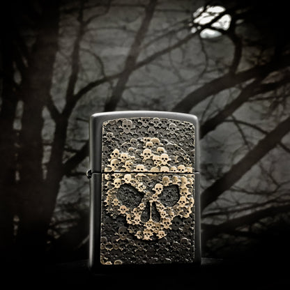 Frontansicht Zippo Feuerzeug schwarz Totenkopf bestehend aus vielen kleinen Totenköpfen Emblem mit illustriertem Hintergrund