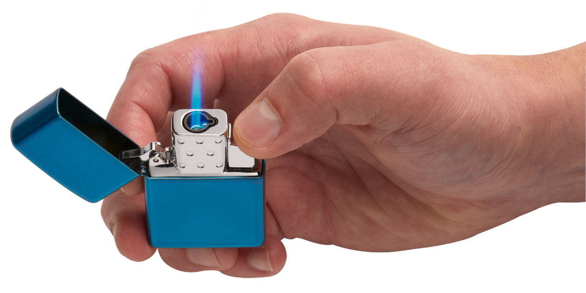 Zippo Einzelbrenner Butangaseinsatz angezündet in Hand gehalten