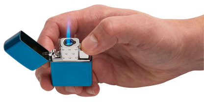 Zippo Einzelbrenner Butangaseinsatz angezündet in Hand gehalten