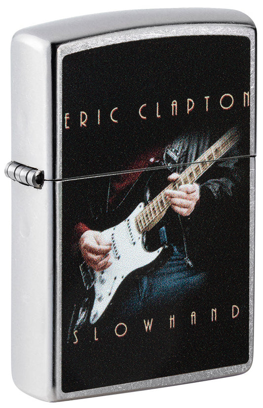 Zippo Feuerzeug Frontansicht ¾ Winkel verchromt mit farbiger Abbildung von Eric Clapton der Gitarre spielt