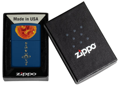 Zippo Sturmfeuerzeug Sonnensystem mit explodierender Sonne auf dunkelblauem Hintergrund in offener Box