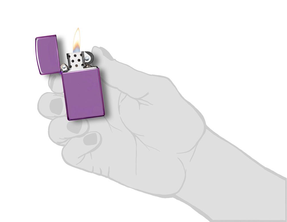 Frontansicht Zippo Feuerzeug Slim High Polish Lila Basismodell geöffnet mit Flamme in stilistischer Hand