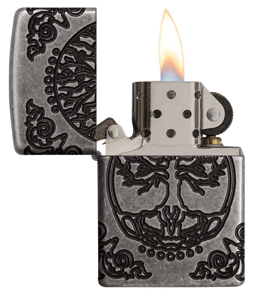 Zippo Feuerzeug chrom antik Lebensbaum mit Schnörkeln tief eingraviert geöffnet mit Flamme