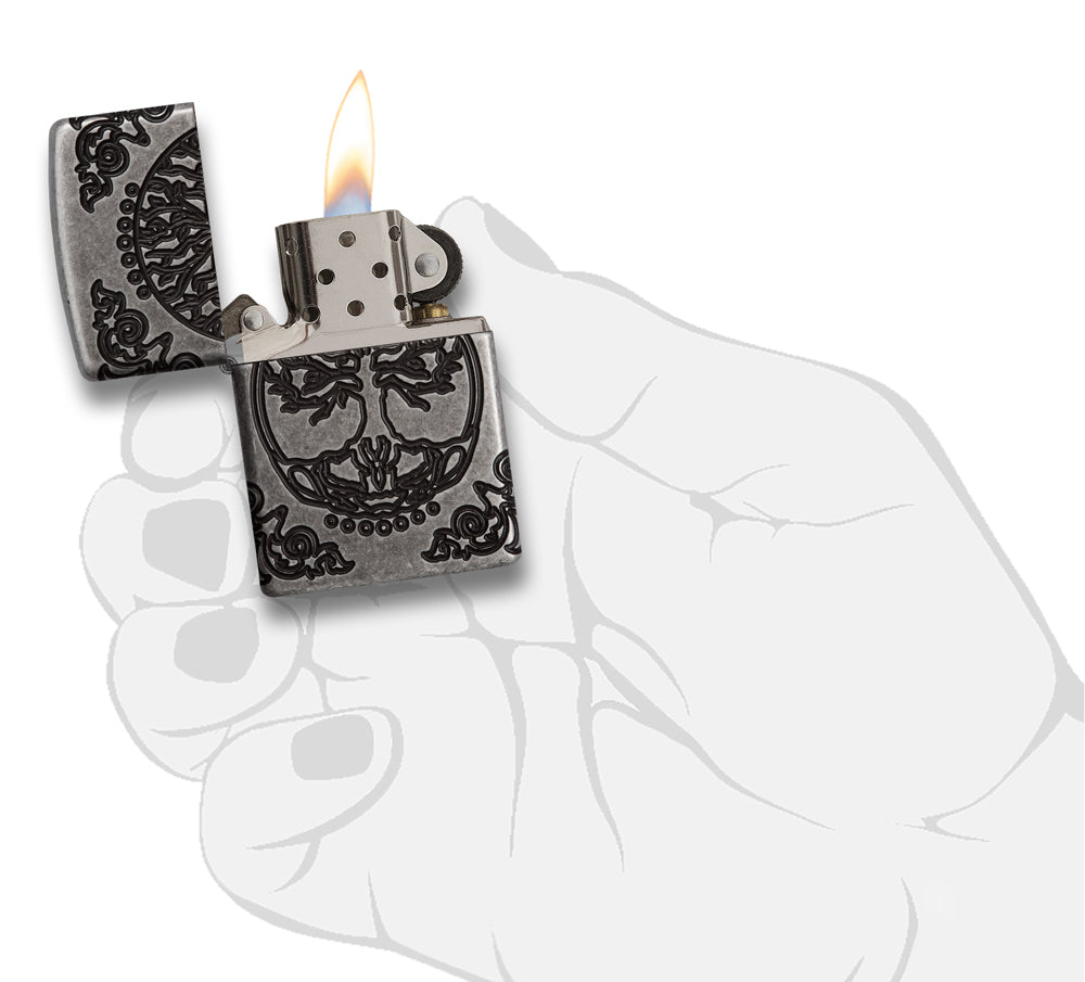 Zippo Feuerzeug chrom antik Lebensbaum mit Schnörkeln tief eingraviert geöffnet mit Flamme in stilisierter Hand