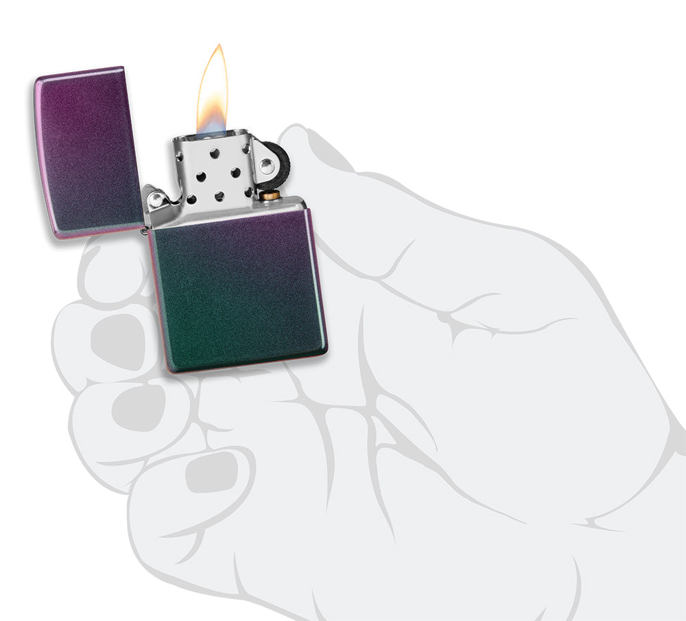 Zippo Feuerzeug Iridescent violett grün geöffnet mit Flamme in stilisierter Hand