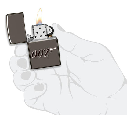 Frontansicht Zippo Feuerzeug grau glänzend 007 geöffnet mit Flamme in stilistischer Hand