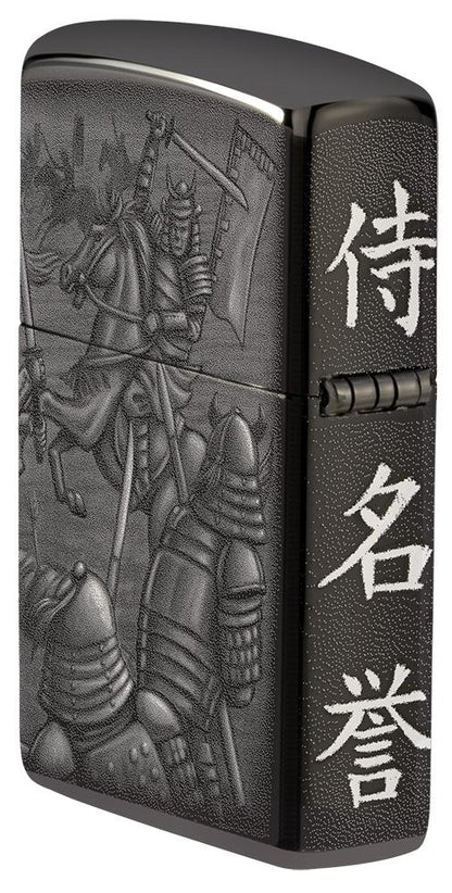 Seitenansicht Rückansicht Zippo Feuerzeug Schwarz glänzend mit Schlachtszene als Motiv mit Schriftzeichen an der Seite