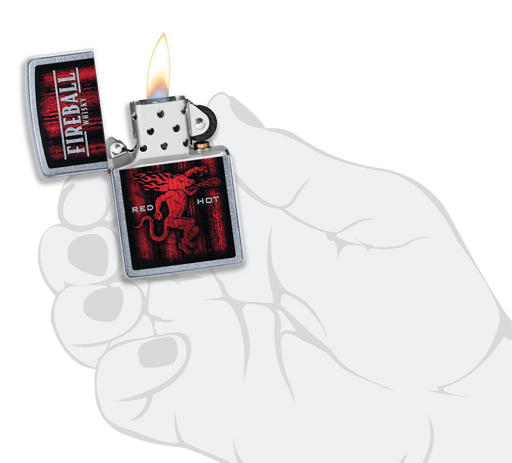  Zippo Feuerzeug chrom Fireball Whisky geöffnet mit Flamme in stilisierter Hand
