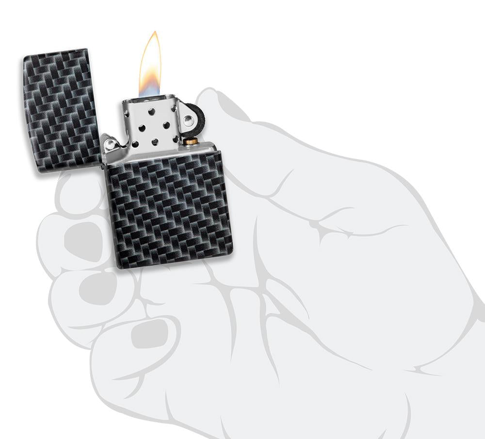 Frontansicht Zippo Feuerzeug White Matte mit 540 Grad Color Image und Rechteckeckige Kacheln als Muster geöffnet mit Flamme in stilistischer Hand