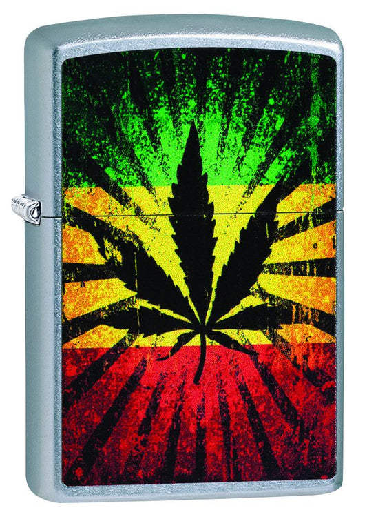 Frontansicht 3/4 Winkel Zippo Feuerzeug chrom mit Hanfblatt auf Jamaikafarben Hintergrund