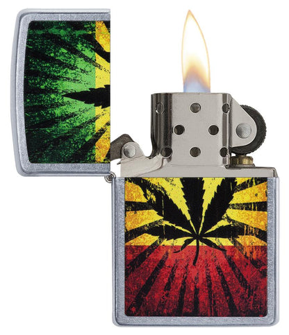  Zippo Feuerzeug chrom mit Hanfblatt auf Jamaikafarben Hintergrund geöffnet mit Flamme
