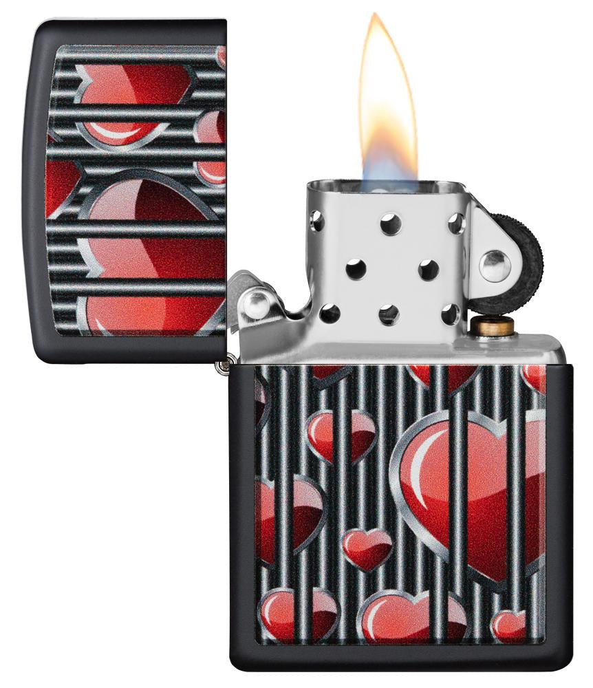 Zippo Feuerzeug schwarz Herzen hinter Gittern geöffnet mit Flamme