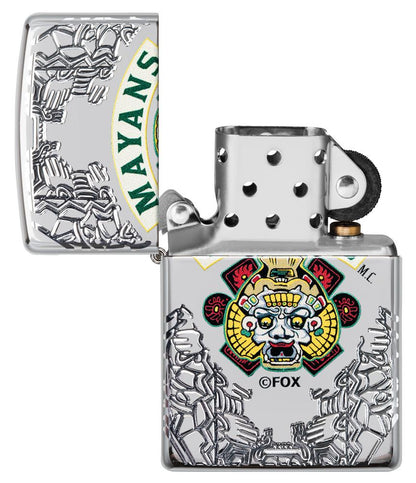Zippo Feuerzeug chrom mit tiefen Gravuren Mayans M.C. geöffnet