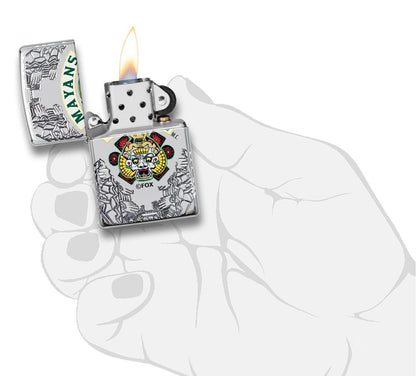Zippo Feuerzeug chrom mit tiefen Gravuren Mayans M.C. geöffnet mit Flamme in stilisierter Hand