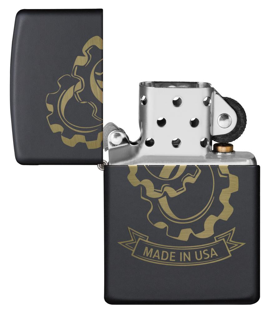 Zippo Feuerzeug Frontansicht schwarz matt geöffnet mit verschlungenen Zahnrädern und "Made in USA" Schriftzug eingraviert
