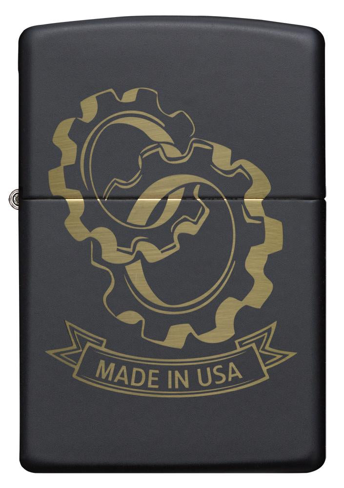Zippo Feuerzeug Frontansicht schwarz matt mit verschlungenen Zahnrädern und "Made in USA" Schriftzug eingraviert