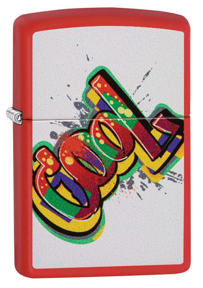 Zippo Feuerzeug Frontansicht ¾ Winkel rot matt mit "Cool" Schriftzug in verschiedenen Farben auf weißem Hintergrund