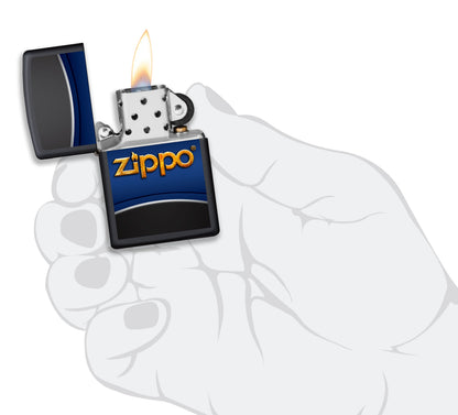 Briquet tempête Zippo Design dans une main pour représenter la taille du briquet