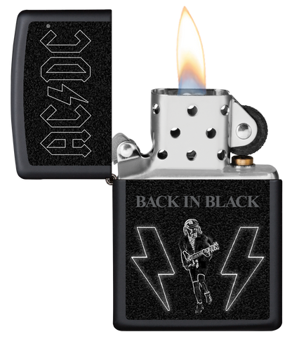 Vue de face du briquet tempête Zippo AC/DC® ouvert, avec flamme