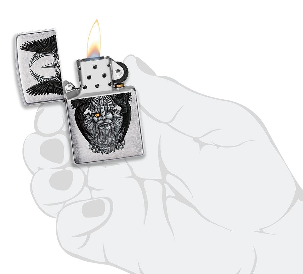 Frontansicht Zippo Feuerzeug Chrome gebürstet mit Göttervater Odin Kopf geöffnet mit Flamme in stilistischer Hand