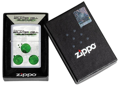 Frontansicht Zippo Feuerzeug Chrome gebürstet Tom Clancys Splinter Cell® mit Motiv in geöffneter Geschenkverpackung
