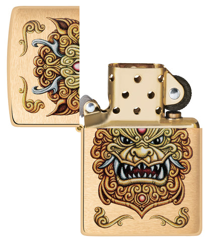 Frontansicht des geöffneten Zippo Windproof Feuerzeugs Foo Dog Design, ohne Flamme, mit einem kaiserlichen goldenen Löwen im Stil der chinesischen Kunst.