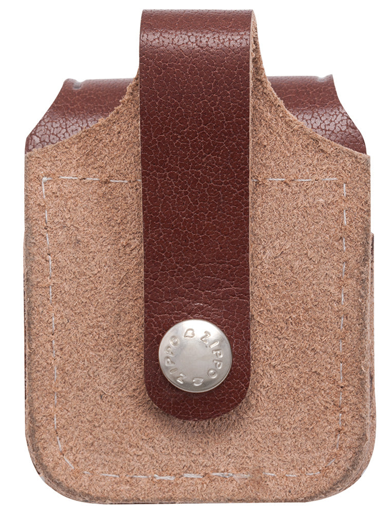 Rückansicht Zippo Lederpouch braun mit Zippo Logo und Druckknopf