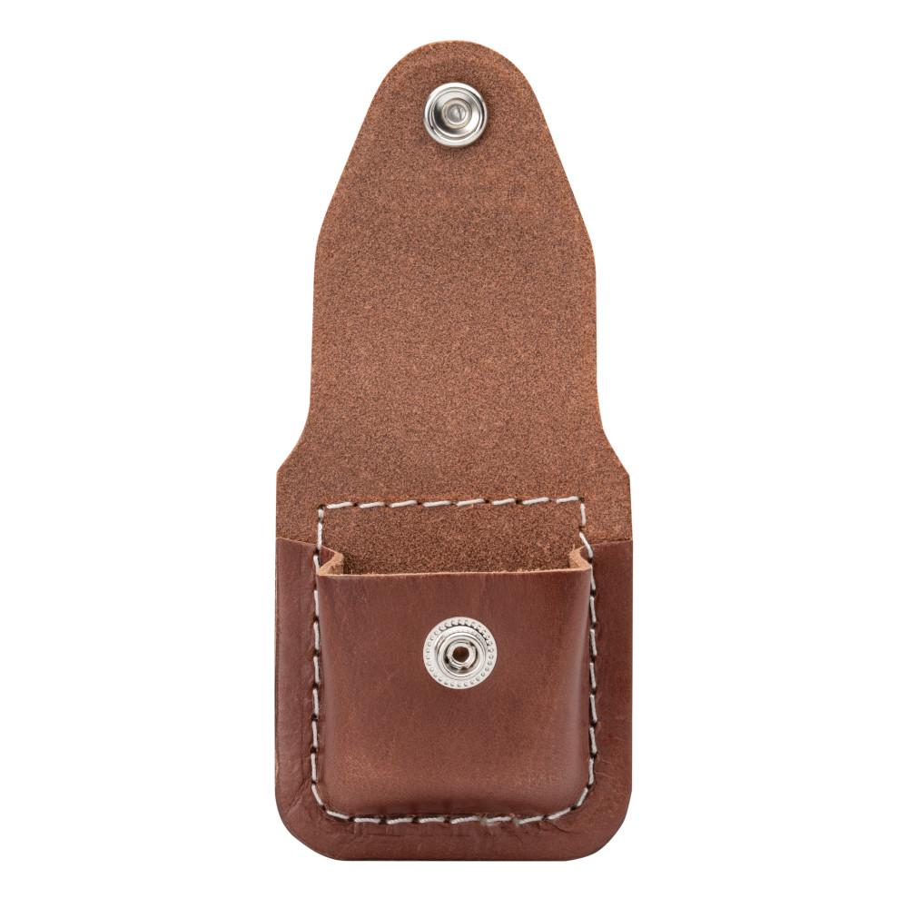 Frontansicht Zippo Lederpouch braun mit Zippo Logo und Druckknopf geöffnet